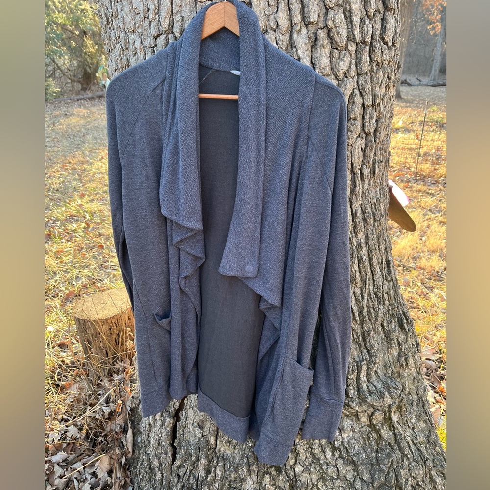 ⭐️Athleta Cardigan in size XS